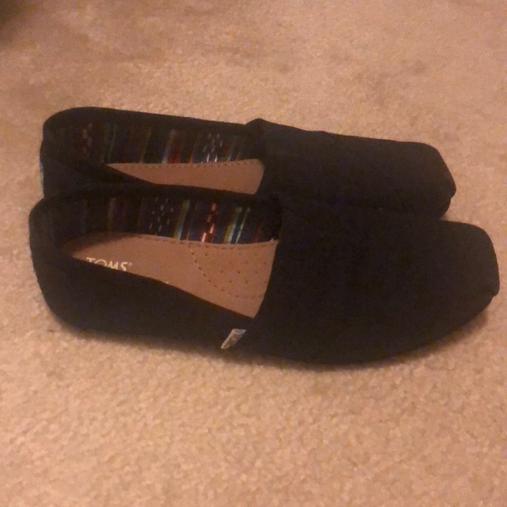 Toms black shoes